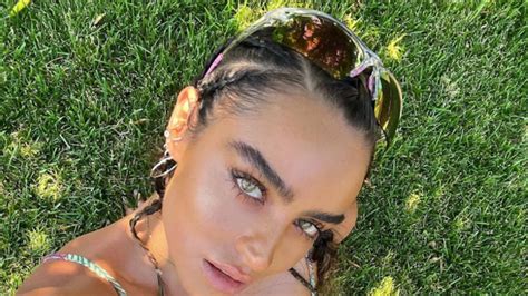 Fitness Model Sommer Ray Shares Bathing Suit。